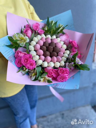 Букет клубника в шоколаде с цветами