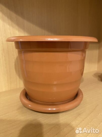 Пластиковый горшок для растений