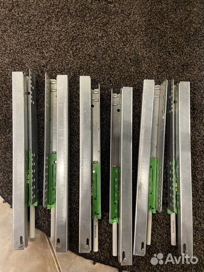 Рельсовый механизм с доводчиком