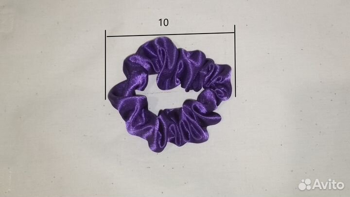 Фиолетова объёмная атласная резинка для волос