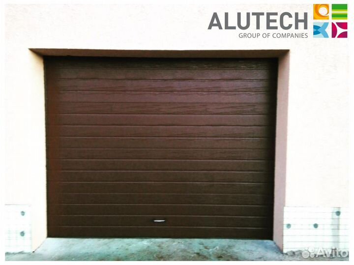 Секционные ворота для гаража alutech