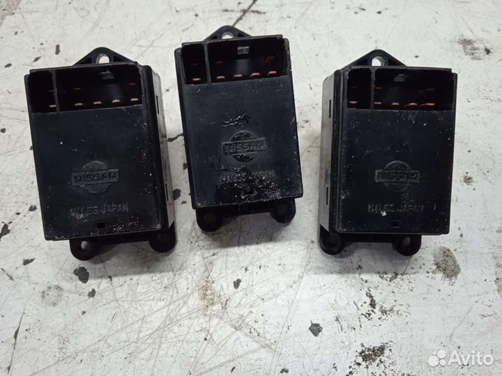 Кнопка стеклоподъёмника Nissan Sunny Ниссан Санни