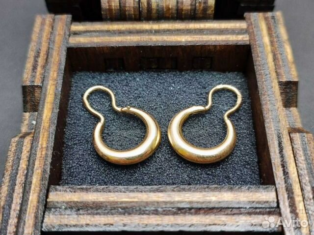 Золотые серьги 585 пробы массой 2.57 грамма