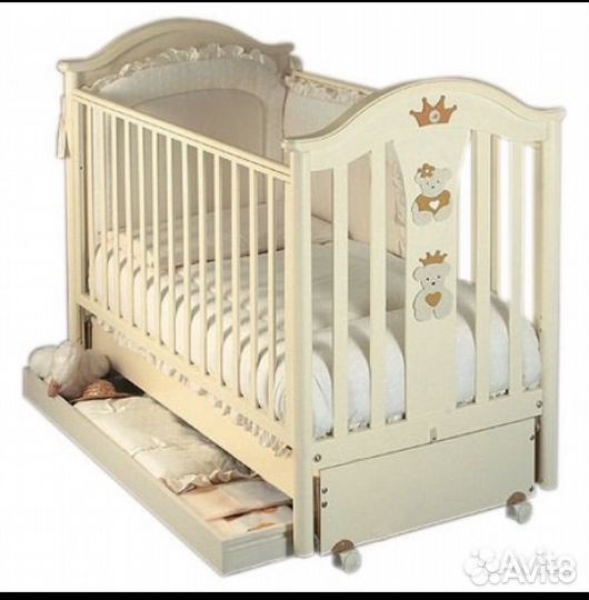 Детская кроватка с маятником