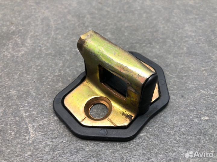 Петля замка двери передняя правая Mitsubishi