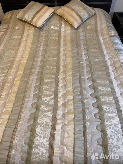 Покрывало с подушками