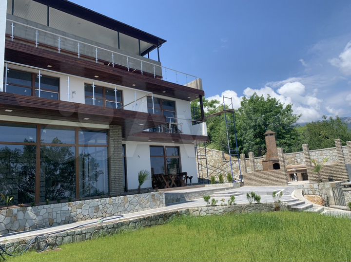 Дом 448 м² на участке 5,5 сот.