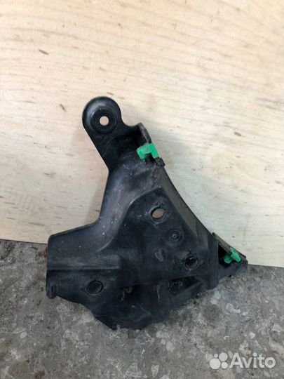 Кронштейн бампера левый XC60