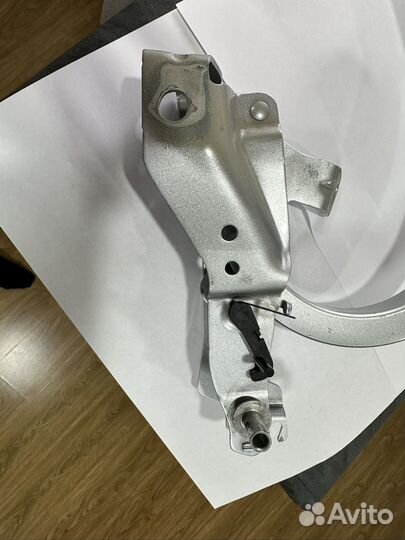 Петля крышки багажника Skoda Supeb 1.8 2010