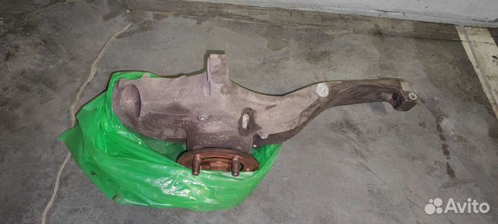 Кулаки поворотные передние на Range Rover Sport