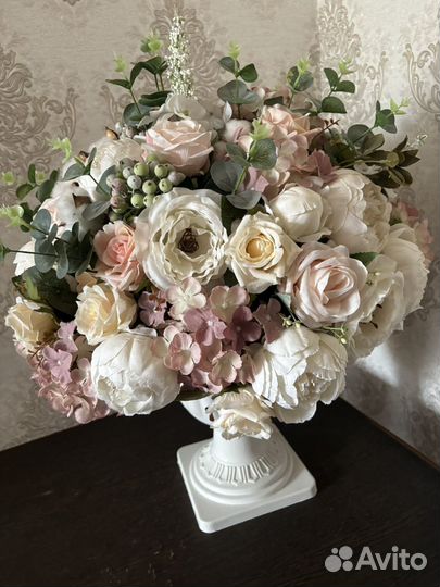 Букет из искусственных цветов в горшке