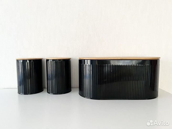 Металлическая хлебница и банки для кофе и чая