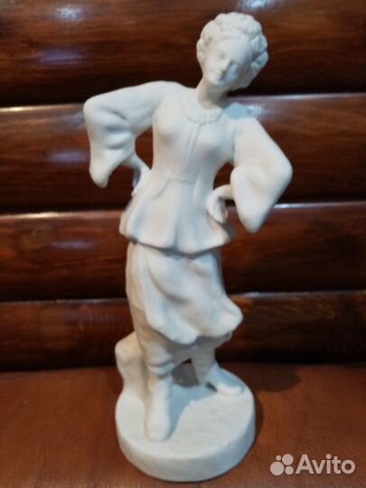 Статуэтки фарфоровые и разные фигурки