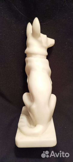 Статуэтка Собака-белый мрамор