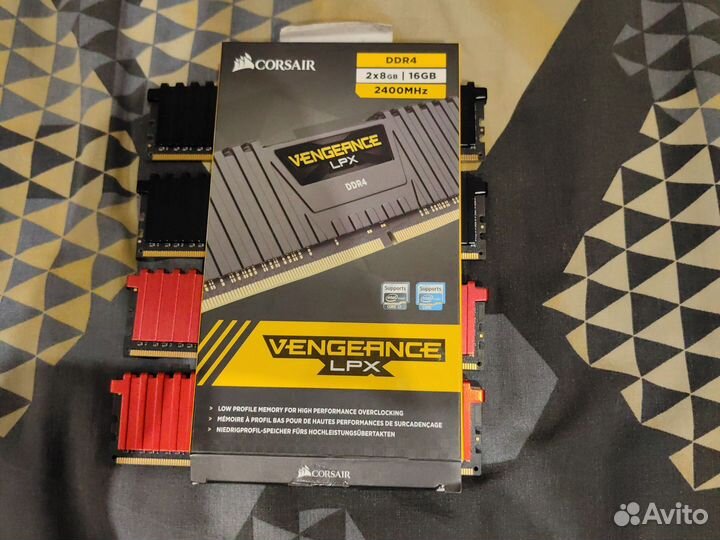 Продаю озу Corsair DDR4 32(8*4) гб
