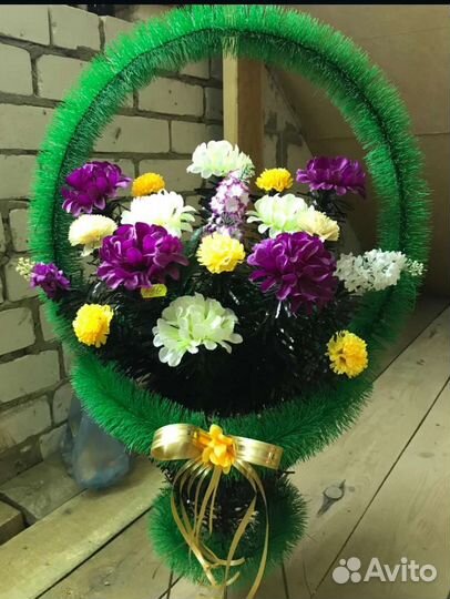 Букет искусственных цветов в корзине