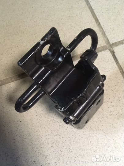 Петля нижняя передней правой двери Ауди 100/A6/S6