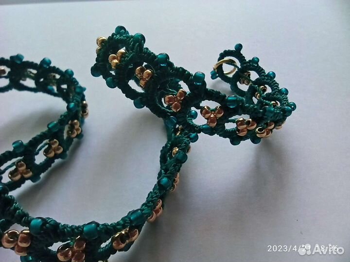 Изумрудный чокер с золотистым бисером