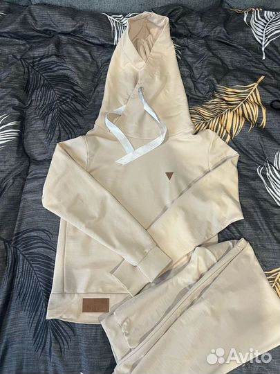 Продам 2 костюма р-р 42/44 и 46