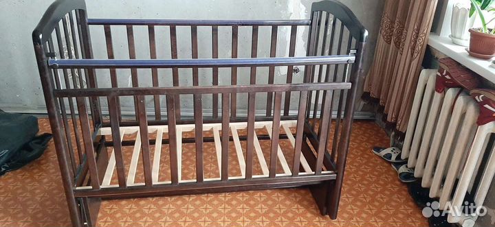 Детская кроватка с маятником