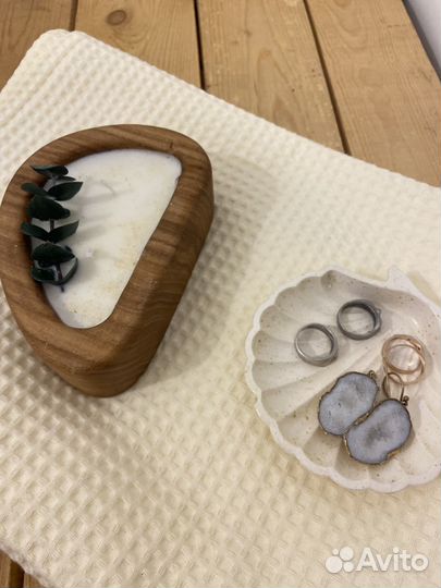 Свечи в дереве и в руках