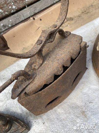 Старинный угольный утюг