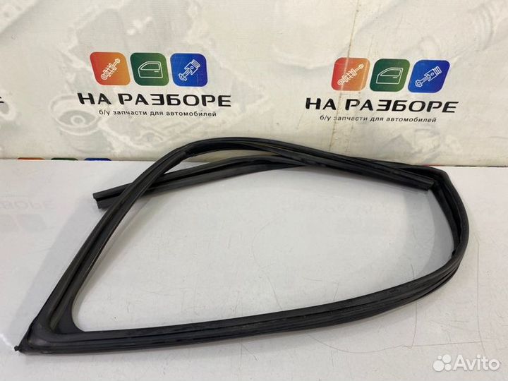 Уплотнительная резинка стекла двери передняя левая