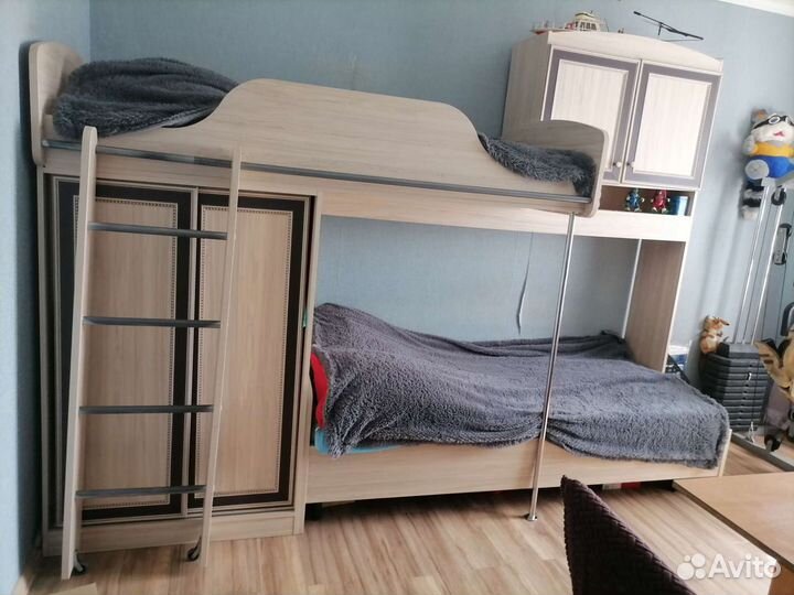 Кровать-чердак для двоих подростков, с антресолью