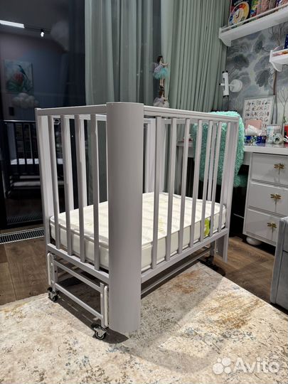 Детская кроватка с маятником