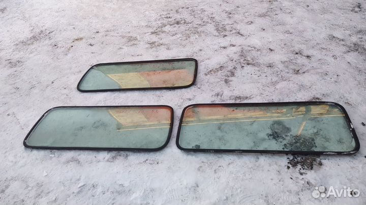 Стекло собачника Комплектом 3 шт Nissan Caravan