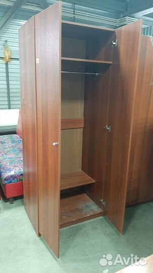 Коричневый офисный шкаф для одежды