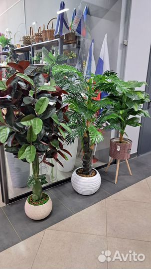 Искусственное дерево в горшке