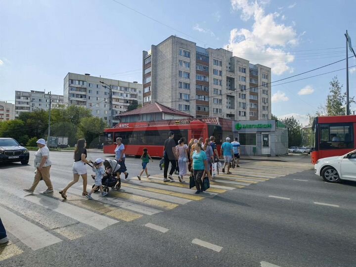 Большой пешеходный трафик. вместо билайн. остановк