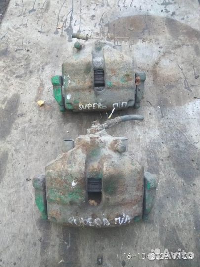 Суппорт передний на Шкода Суперб 2012 года