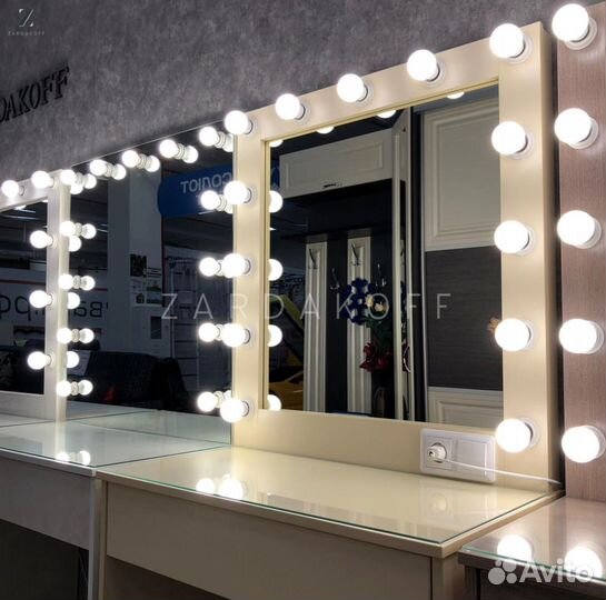 Гримерный стол и гримерное зеркало с подсветкой