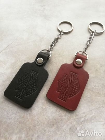 Брелок-оберег с логотипом авто. Новый. Кожа