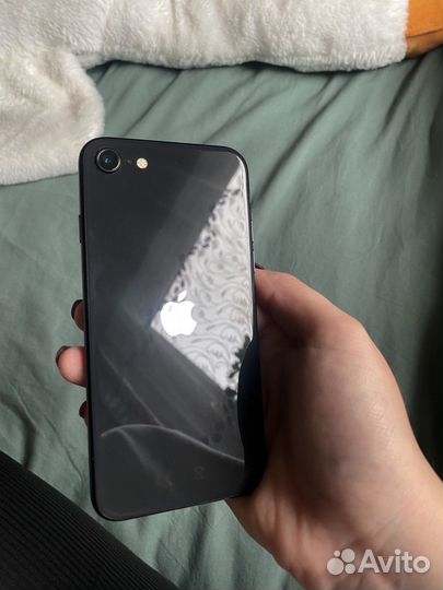 Телефон iPhone SE 2020