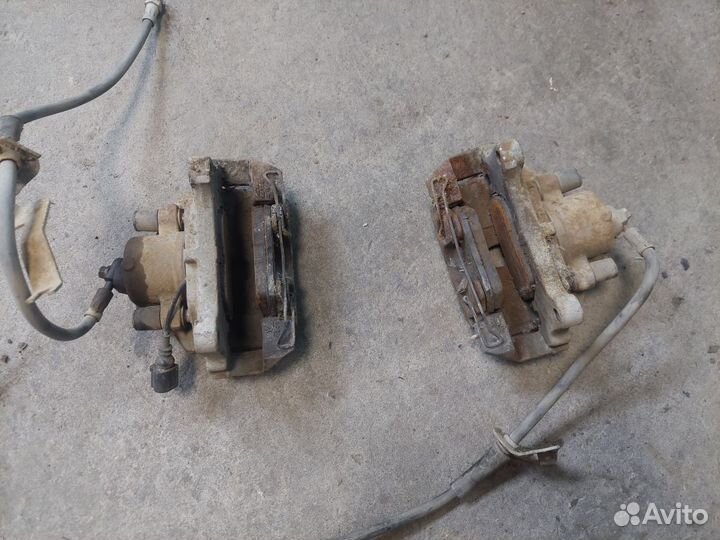 Суппорт тормозной передний Volkswagen Passat