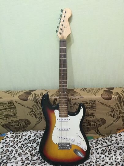 Электрогитара с педалями и комбоусилителем