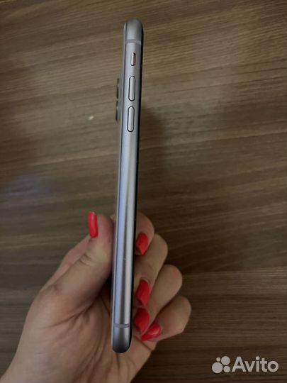 Телефон iPhone 11