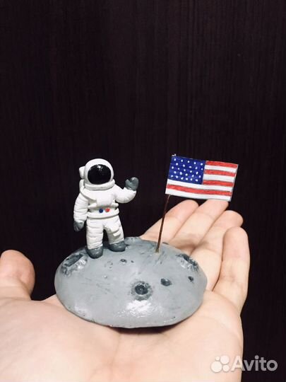 Фигурка «Космонавт на Луне»