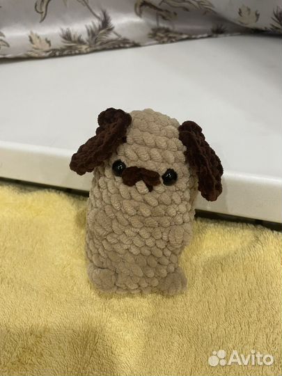 Игрушка вязаная собачка мопс