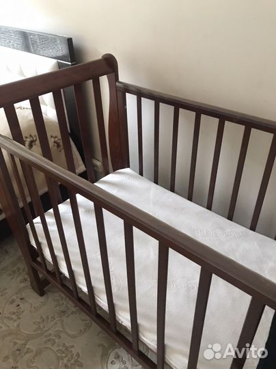 Детская кроватка с маятником и ящиком