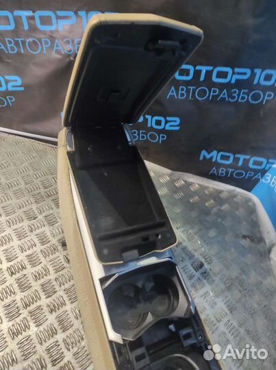 Подлокотник Cadillac CTS 2