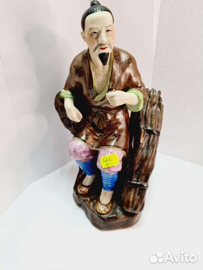 Статуэтка Китаец с трубкой и хворостом. Есть дефек