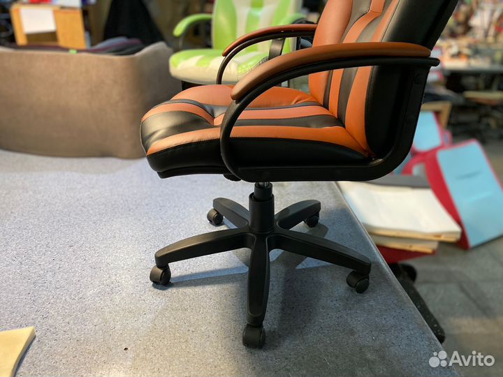 Офисное кресло