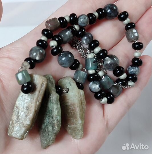 Колье с Зелёным Кианитом и Ларвикитом