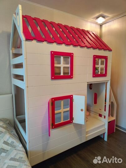 Детская двухярусная кровать домик