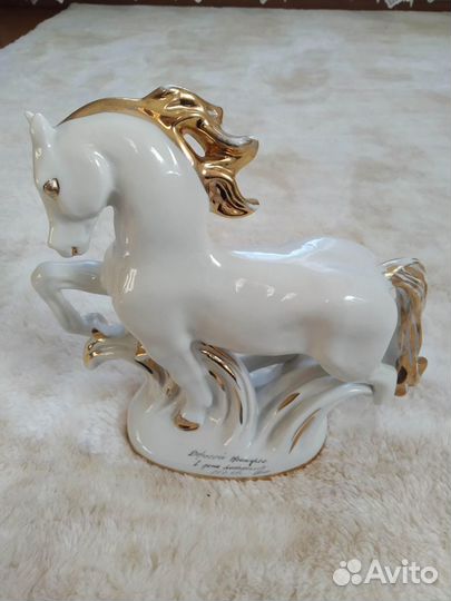 Фарфоровая статуэтка Конь