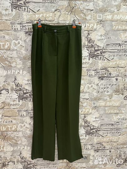 Темно зеленые прямые штаны с разрезами снизу